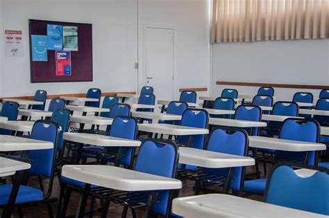 Sala De Aula Cadeiras