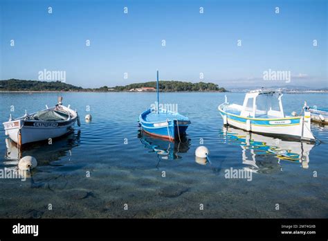 Barcos De Pesca Tradicionales Coloridos Y T Picos El Pointu Tambi N