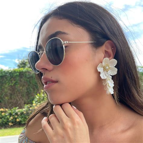 Consejos Para Lucir Correctamente Maxi Aretes De Flores Y Estar En