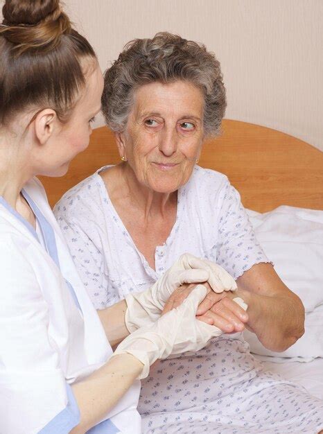 Geriatra Visita Uma Idosa Entre E Anos Em Sua Enfermaria Foto