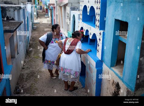 Las Mujeres Mayas Visitar La Tumba De Un Miembro De La Familia