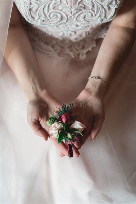 Noiva Em Um Vestido De Casamento Luxuoso Que Mant M Um Ramalhete Do