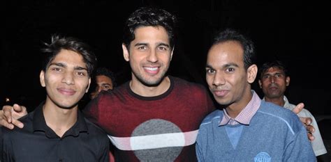 Sidharth Malhotra celebrates birthday with fans | AVS TV Network ...