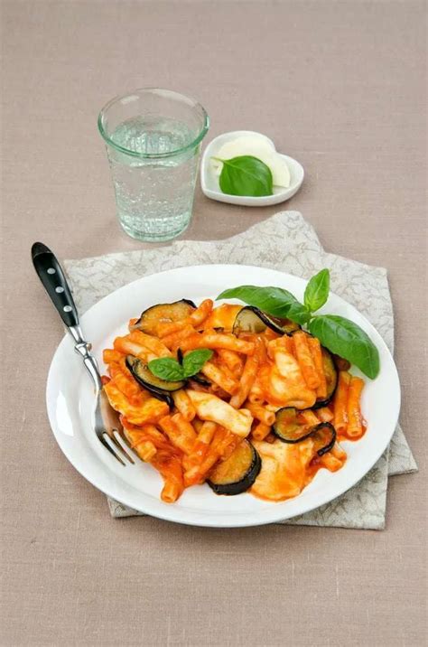 Pasta Alla Siciliana Ricetta Con Melanzane E Mozzarella Ricette Di Gusto