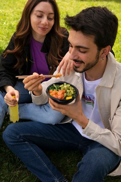 Casal Comendo Tigela De Salm O Na Grama Ao Ar Livre Foto Gr Tis