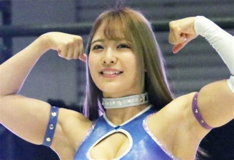 ”筋肉女子”ちゃんよた、ミニのサンタ姿で開脚ポーズ、筋トレも！ Efight【イーファイト】格闘技情報を毎日配信！