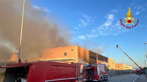 Fiamme Divampano In Un Capannone Industriale A Prato