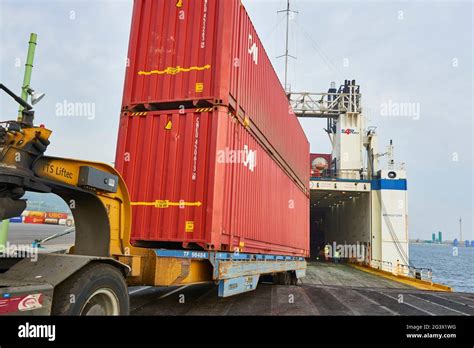 Ferry Port Containers Fotos Und Bildmaterial In Hoher Auflösung Alamy