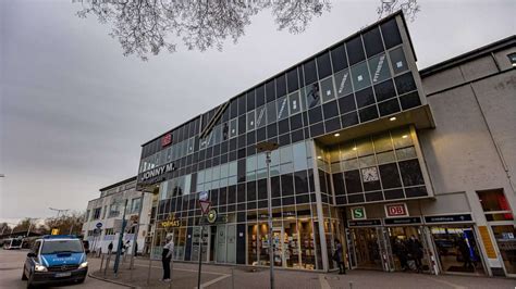 Ludwigsburger Bahnhof Mann Schl Gt Und Tritt Frau Landkreis Ludwigsburg