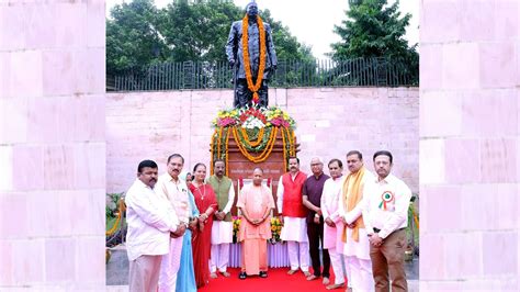 Cm Yogi Adityanath Pays Tribute To First Cm Of Uttar Pradesh Pandit