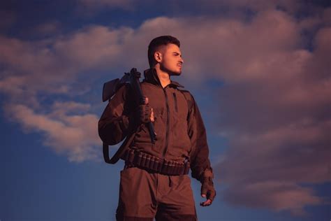 Chasseur Avec Fusil De Chasse En Chasse Chasseur à La Saison De Chasse