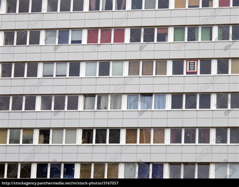 Hochhausfassade In Neubrandenburg Deutschland Lizenzfreies Bild