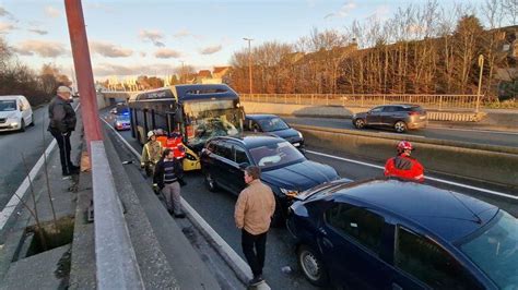 Un Bus Percute Violemment Une Voiture Qui Sencastre Dans Plusieurs