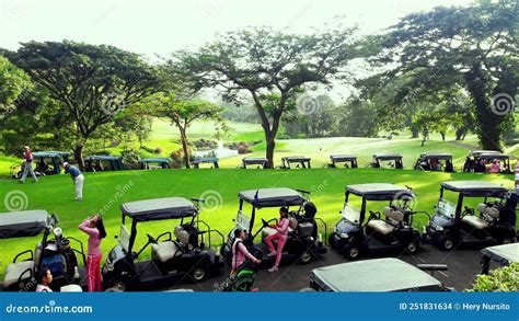 Pasuruan Indonesia October 12 2017 Beautiful Female Caddies Prepare