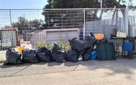 Messina Lasciano Sette Sacchi Di Rifiuti Fuori Dal Centro Raccolta Di