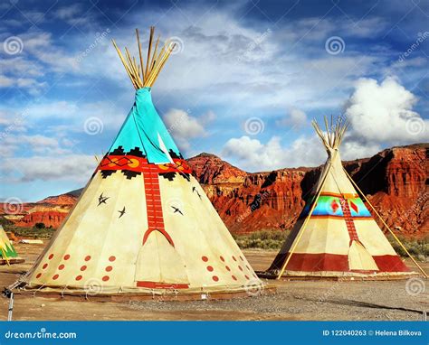 Tipi Indien Indigène De Tentes Image Stock Image Du Horizontal