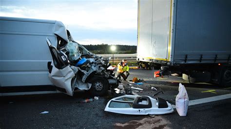 Unfall Auf A5 Sprinter Kracht In Lkw Gaffer Verursachen Stau