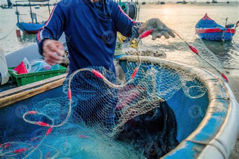 pêcheur jetant son filet au lever ou au coucher du soleil les pêcheurs