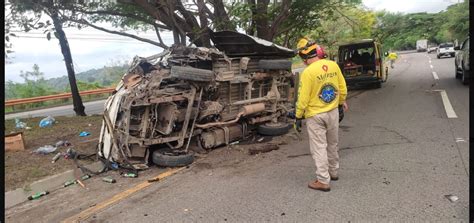 Aparatoso Accidente Se Registra En Autopista A Comalapa El Blog