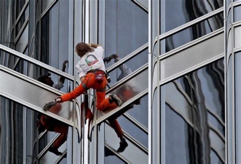 French Spiderman Climbs Burj Khalifa - MrPingLife.com