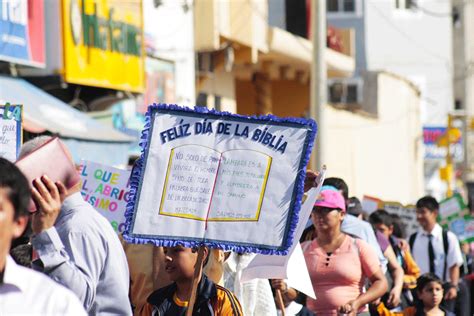 CHICLAYO MARCHA ANUNCIANDO LA IMPORTANCIA DE LEER LA BIBLIA