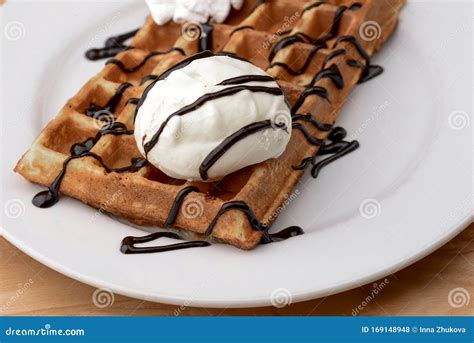 Prata De Waffles Belgas Sobremesa Sorvete E Molho De Caramelo De