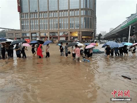 揪心！郑州暴雨已致12人遇难，约10万人转移！救援进行中降水量