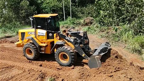 P Carregadeira Jcb Zx Em Reposi O De Material Org Nico Pra Cobrir