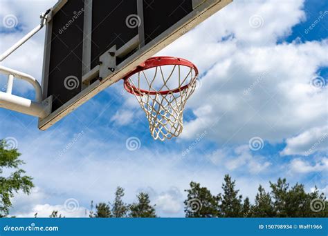 Tablero Trasero De Baloncesto Con Un Anillo En La Calle Y El Cielo Azul