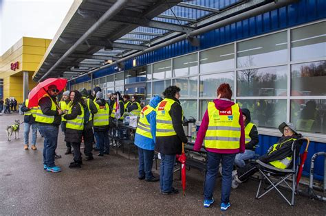 Warnstreik Bei Ikea Saarlouis Vor Tarifverhandlung Einzelhandel