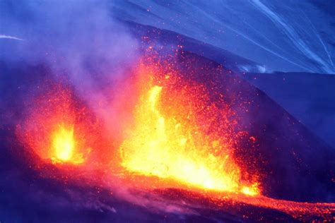 Eruption Of Eyjafjallajokull Iceland 2010 30 Gj Travel