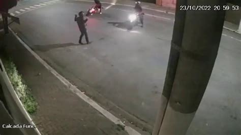 Após Ser Abordado Motociclista Reage Toma Arma De Ladrão E Atira Contra E 24102022 Uol