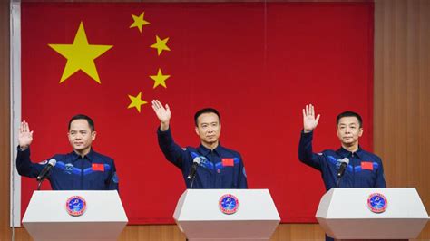 Les Ta Konautes De La Mission Chinoise Shenzhou Rencontrent La