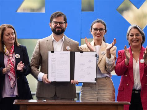 Gabriel Boric Promulga La Ley De Horas Que Reduce La Jornada