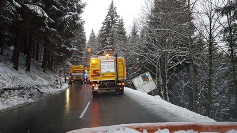 Schneegl Tte Lkw Fahrer Kommt Bei Oberstdorf Von B Ab Und Rutscht