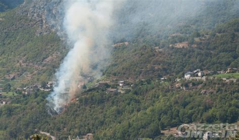 Ch Tillon Incendio Boschivo Minaccia Alcune Abitazioni Intervengono I