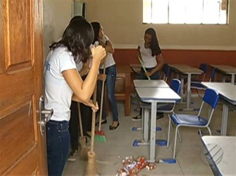 G1 Alunos Precisam Varrer O Chão E Levar Ventiladores De Casa A