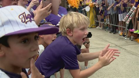 Hundreds of LSU fans welcome 2023 NCAA National College Baseball Champions back to Baton Rouge ...