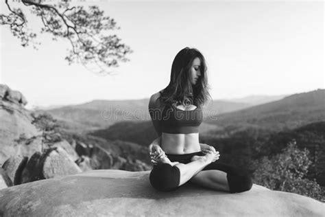 Yoga Practicante De La Mujer Joven Al Aire Libre Imagen De Archivo