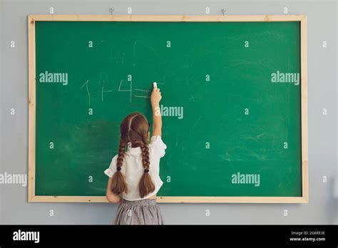 Vue Arrière De La Petite Fille étudiante écrivant Vers Le Bas Somme