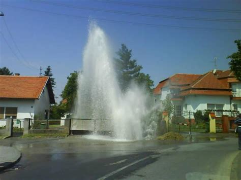 Galerija Slika Radnici Probili Cijev Voda Je Sukljala Metrima U Zrak