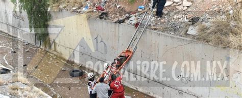 Tropieza abuelito y cae al fondo de un canal de desagüe Por la libre