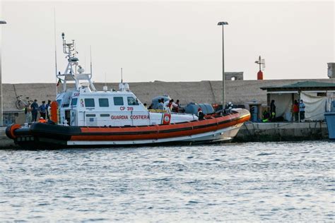 Migranti Sbarchi A Raffica A Lampedusa Sull Isola Altri 2 Cadaveri