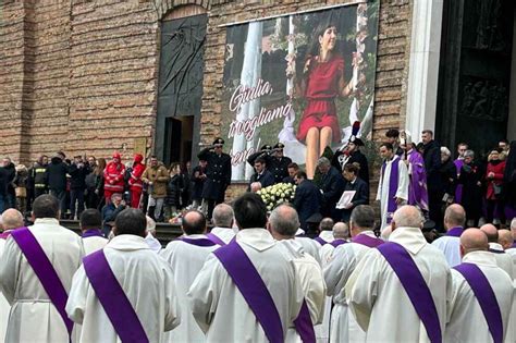 Funerali Giulia Cecchettin tra commozione politica e pietà