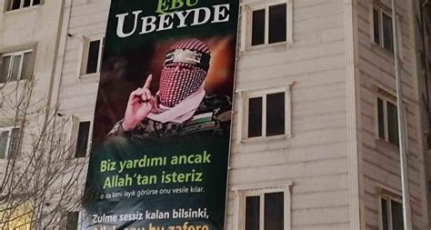 Vanda bir binaya Ebu Ubeydenin posteri asıldı