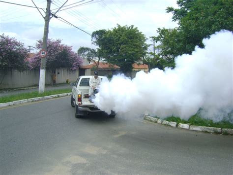 Carro fumacê percorre as ruas de Sobral para combater o mosquito da