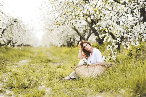 Femme Dans Le Verger En Fleurs Images Libres De Droit Photos De Femme