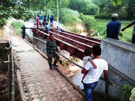 Infopublik Tni Dan Warga Gotong Royong Bangun Jembatan Desa Kedungbacin