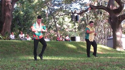 Robert Cazimero Tewe Tewe With Hula By Nā Kamalei O Līlīlehua Youtube