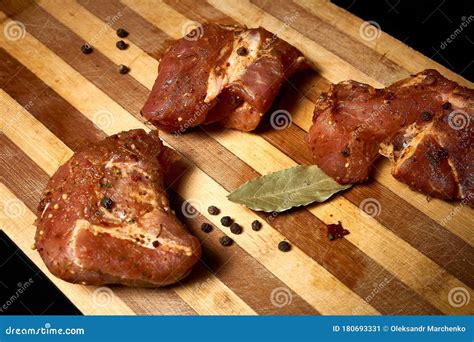 Trozos De Carne De Cerdo Adobada Para La Barbacoa Imagen De Archivo